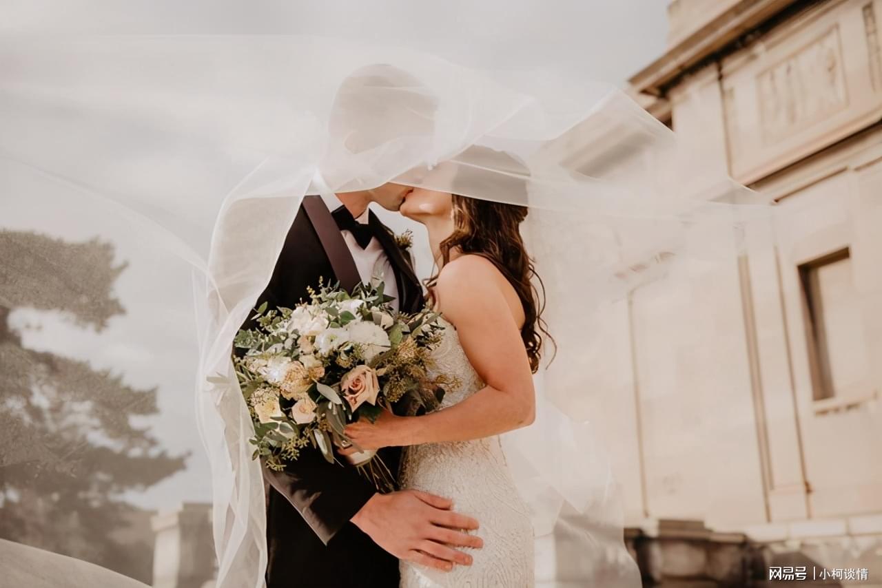 “我名贵的未婚妻要了我价值2万英镑的订婚戒指，所以我给了她一个教训。”
