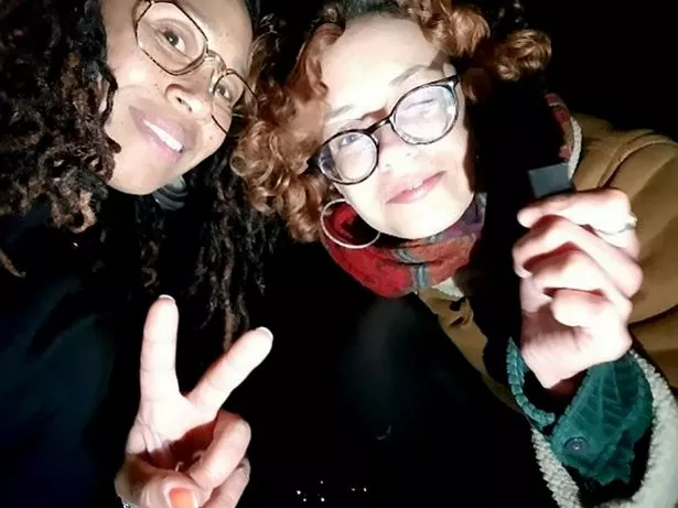被谋杀姐妹的母亲对伦敦警察在生病的“死鸟”照片后“打脸”感到愤怒