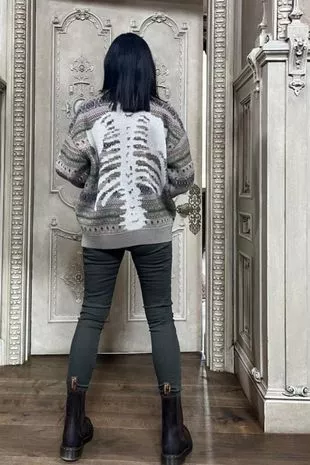 克劳迪娅·温克尔曼（Claudia Winkleman）在《叛徒》（The叛徒）中的骨纹套头衫非常适合冬天穿，我们还找到了一件便宜400英镑的套头衫