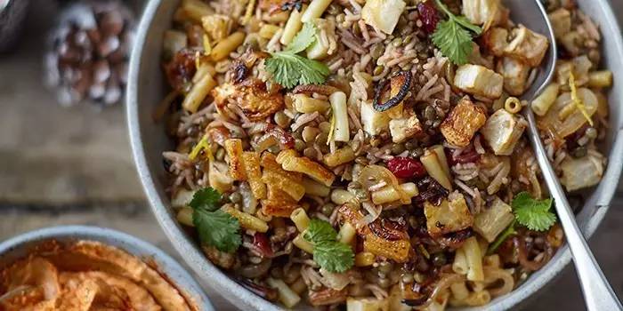 一名男子抨击Jollof寿司和大蕉披萨，要求停止食物“西化”