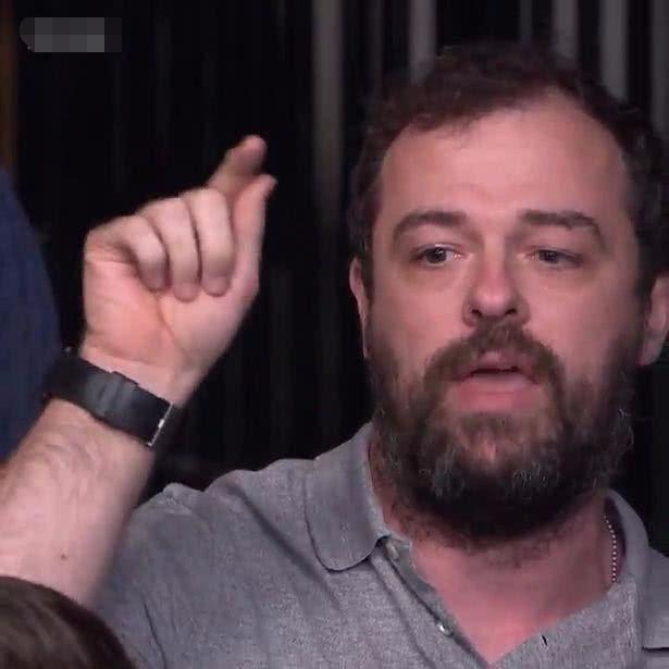 一名与性犯罪调查有关的议员被捕后，工党将其停职