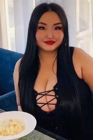 拥有“世界上最大眉毛”的女性在擦掉眉毛后,看起来都认不出来了