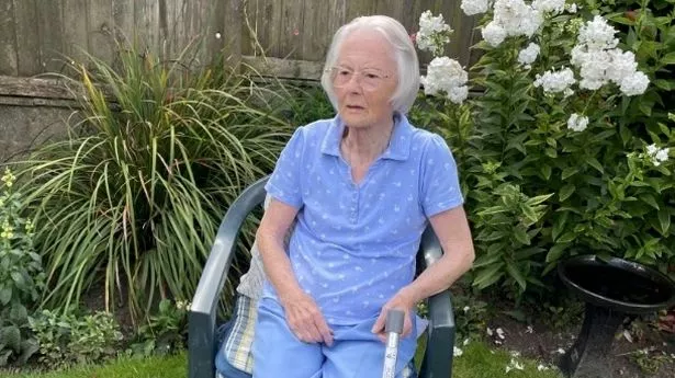 一名89岁的妇女在英国税务海关总署告诉她已经去世后，她的国家养老金被停止支付
