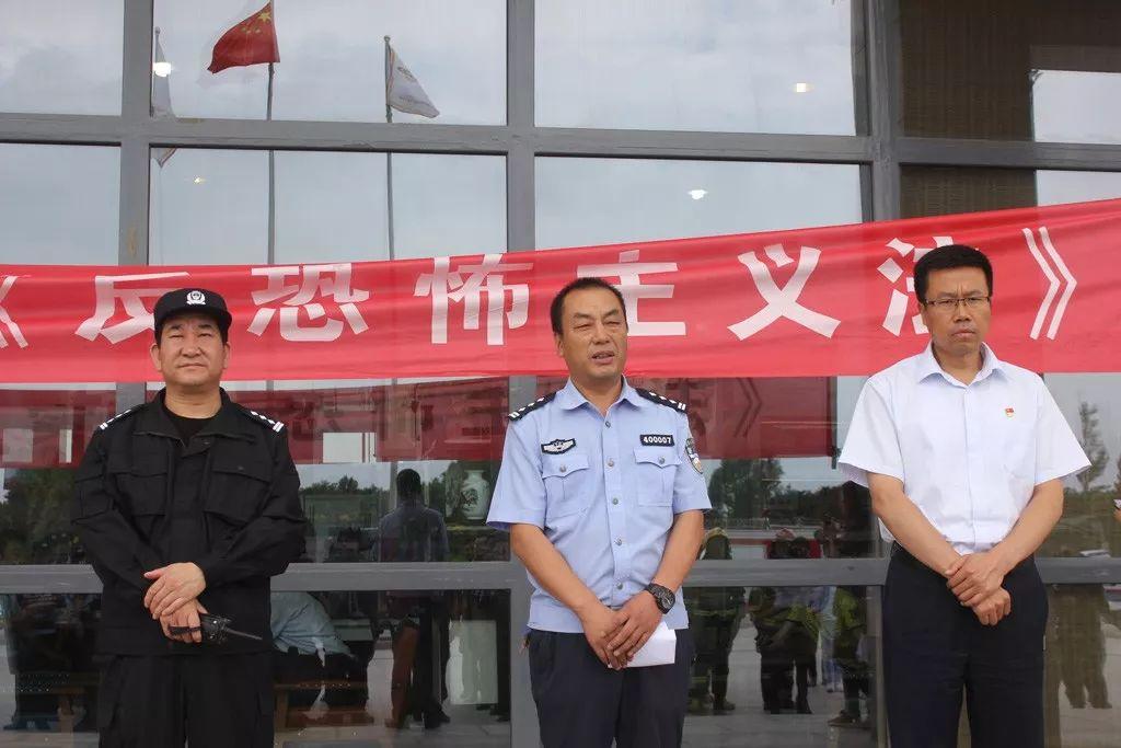 突发新闻：持刀男子在度假胜地机场外冲向警察后被警察射杀
