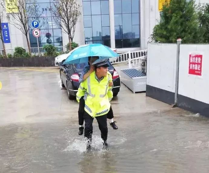 警醒之殇，老人积水中倒地，民警未搀扶被免职的深思