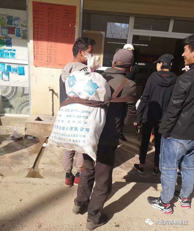 残疾小伙捐出19吨物资，账户仅剩5毛钱，大爱无疆的平凡英雄